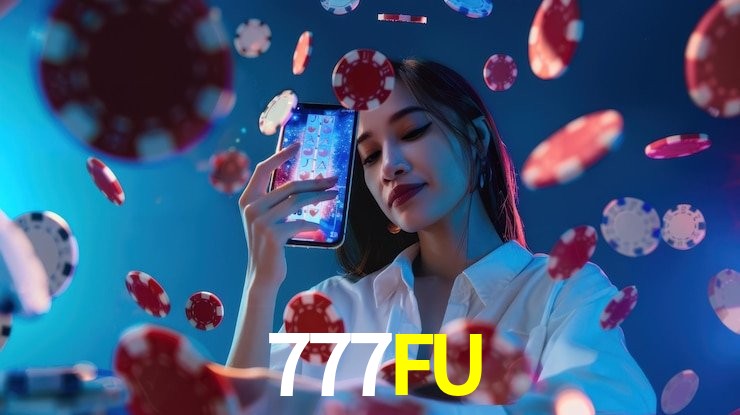 Escena dinámica inspirada en casino con iluminación 777FU, cartas, fichas e íconos de juegos digitales en un espacio moderno de juegos.
